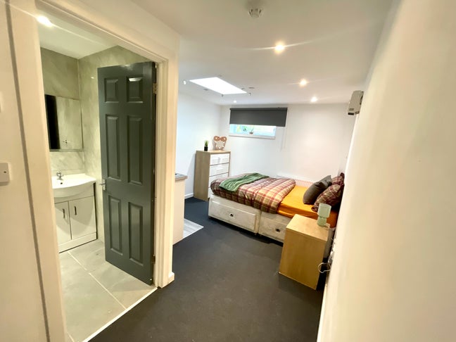  Luxury Central Walsall Studios Main Photo