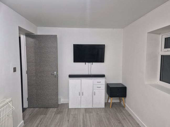 Room avaliable near slough town center Main Photo