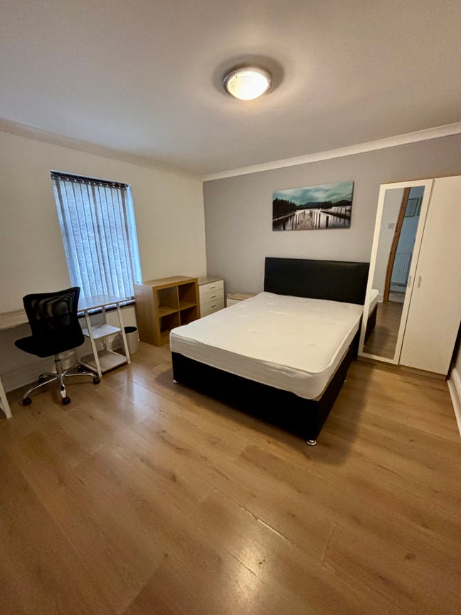 Lovely double  room in a 4-bedroom student house  Main Photo