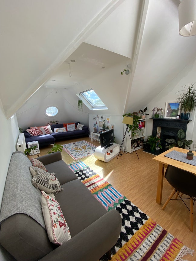 Double room in light, airy 2 bed - part furnished Main Photo