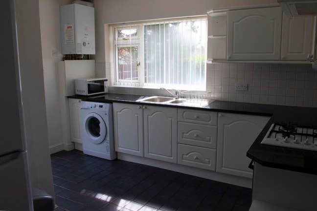 URGENT double bedroom for rent with 3 others Main Photo