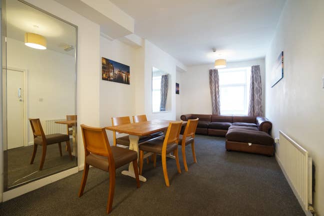 Spare room in student housing Main Photo