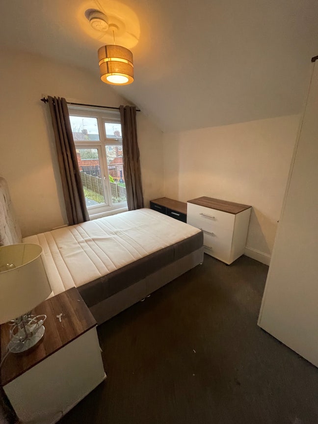 Double room available now - Kettering Main Photo