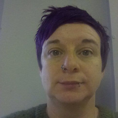 40yrold female professional looking to rent a room Main Photo