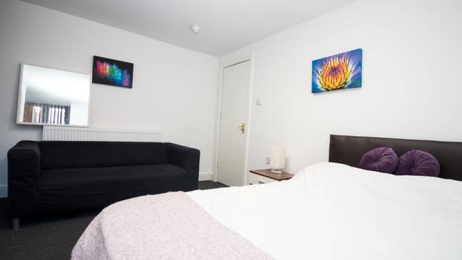 1 Double Room for a Great Price in L7! Main Photo