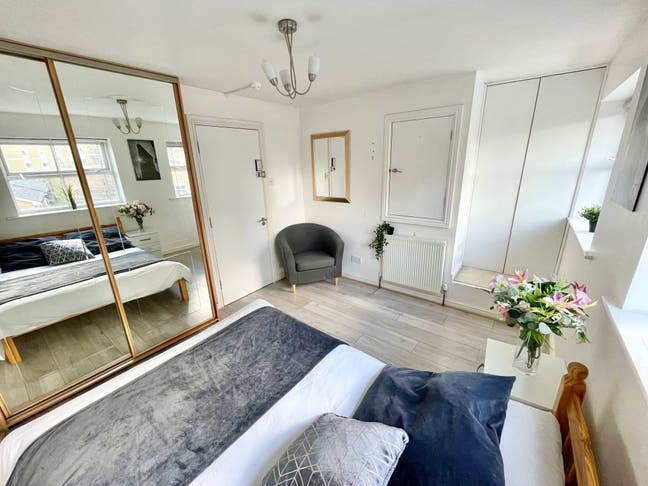 🌟 Stylish Double Room • 2 mins to Westferry DLR • Main Photo