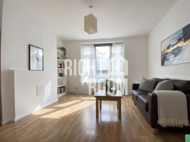 1 Bed Apartment with / Living - 1min to St Main Photo