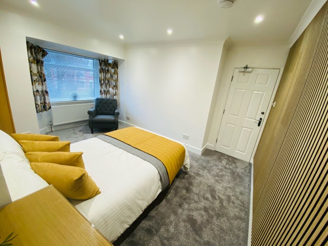 Double Room with off Road Parking Main Photo