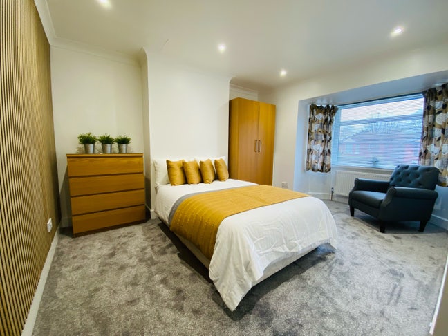 Double Room with off Road Parking Main Photo