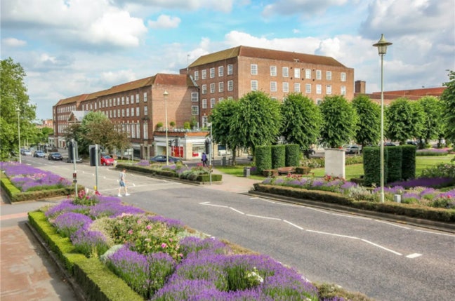 Large Studio Flat in Heart of Welwyn Garden City Main Photo