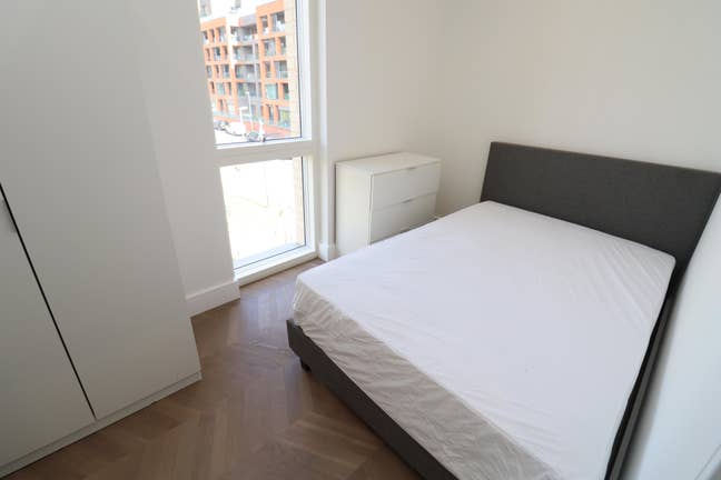 Bright Room in a Beautiful Home-Available Now- SE3 Main Photo