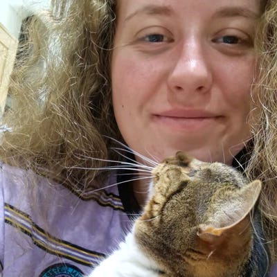 26 y/o female with Cat! Main Photo