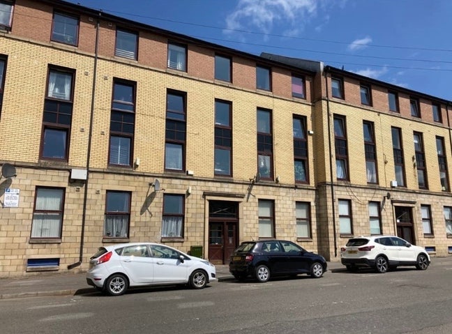 1 double bed room available  Main Photo