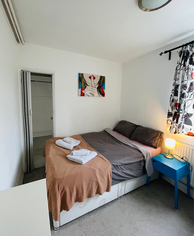 A cosy double room with a desk Main Photo