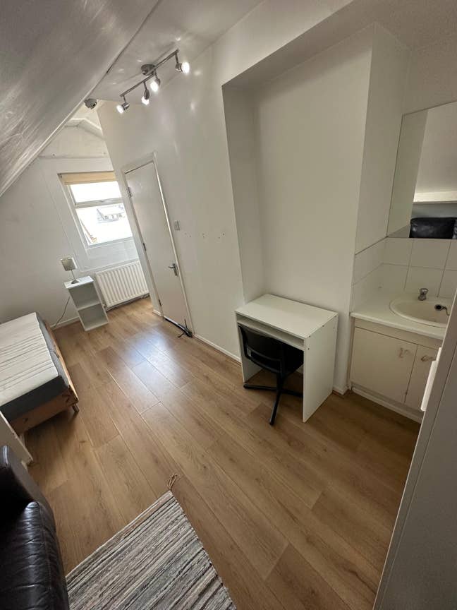 🌕Room in Fulham • Top Floor • Private sink 🌕 Main Photo