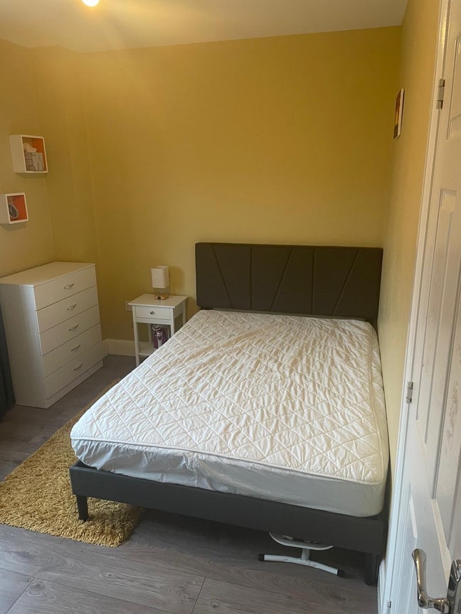 Spacious Double Room | Private Bathroom | Parking Main Photo