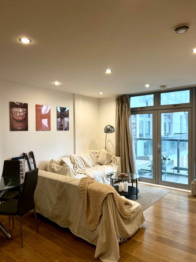 Room in Spacious Girl Flat E14 🌸  Main Photo