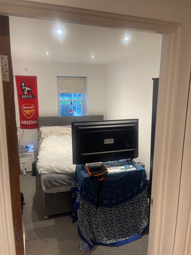 1 bed with bathroom available with a shared living Main Photo