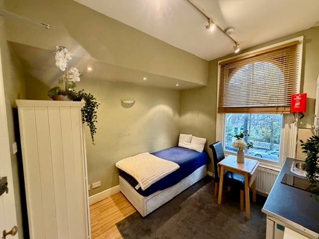 Single bedsit available in Hammersmith Main Photo