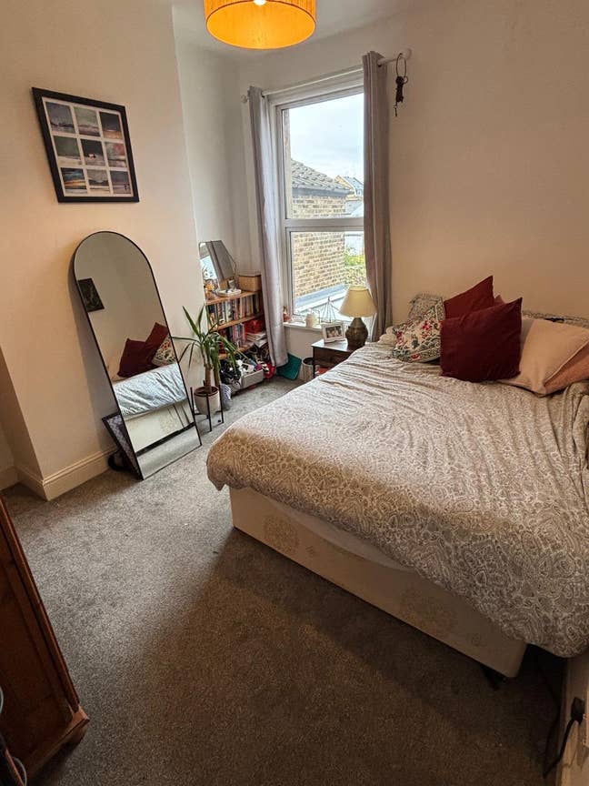Double room in friendly Mile End houseshare Main Photo