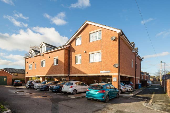 Spacious 1 Bed Flat in City Centre Main Photo