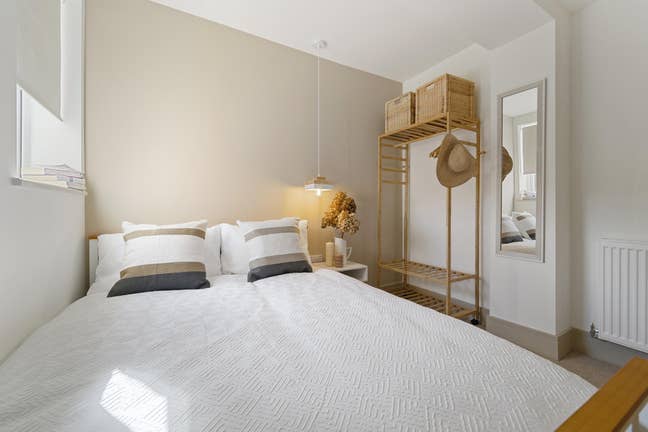 Fife Street Ensuite Room Near Rolls Royce! Main Photo