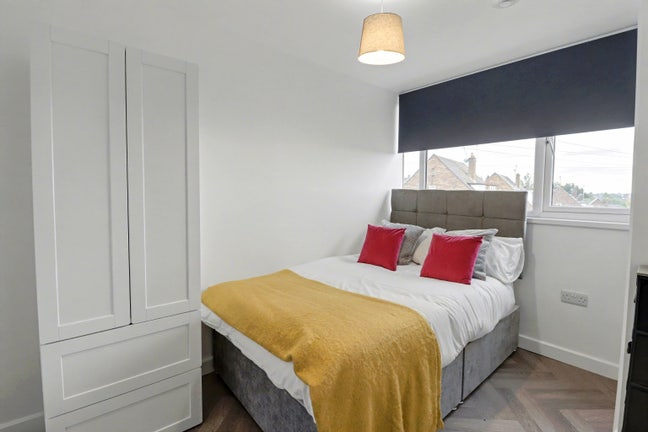 Newly refurbed room next to hospital & Station Main Photo