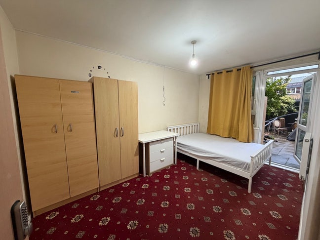 Double rm+private garden+inc bills@aldgate east Main Photo