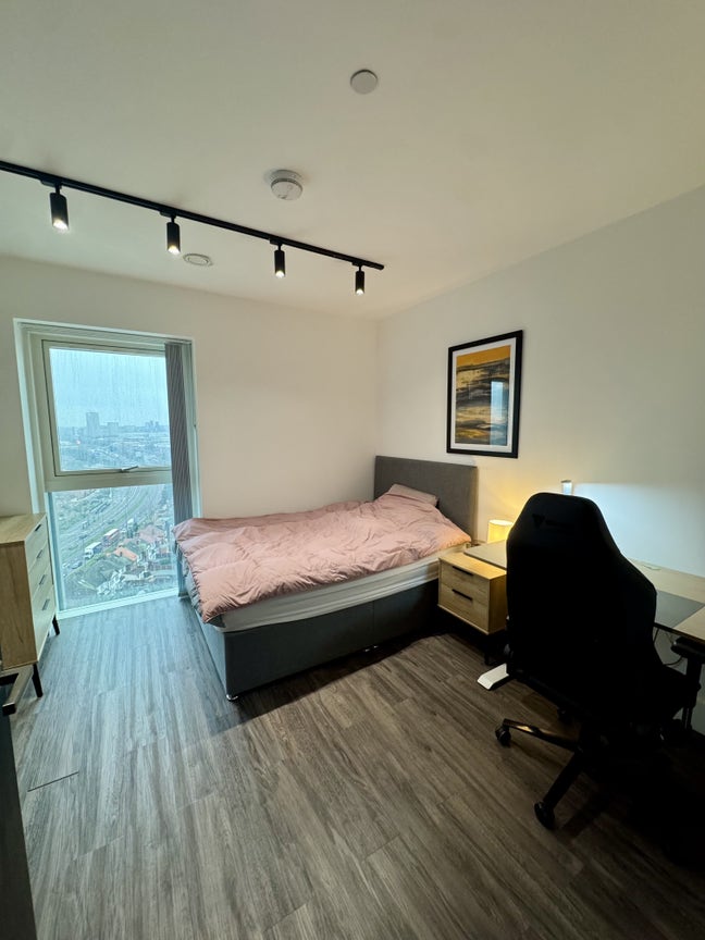 Single Room Sublet in 2-Bed, 2-Bath Flat Main Photo