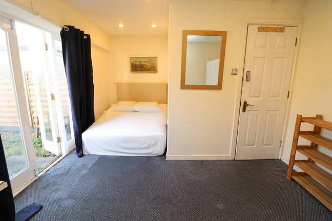 Spacious Room with Private Garden Avl Now!! Main Photo