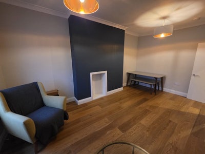 Newly refurbished 3-Bedroom Flat Main Photo