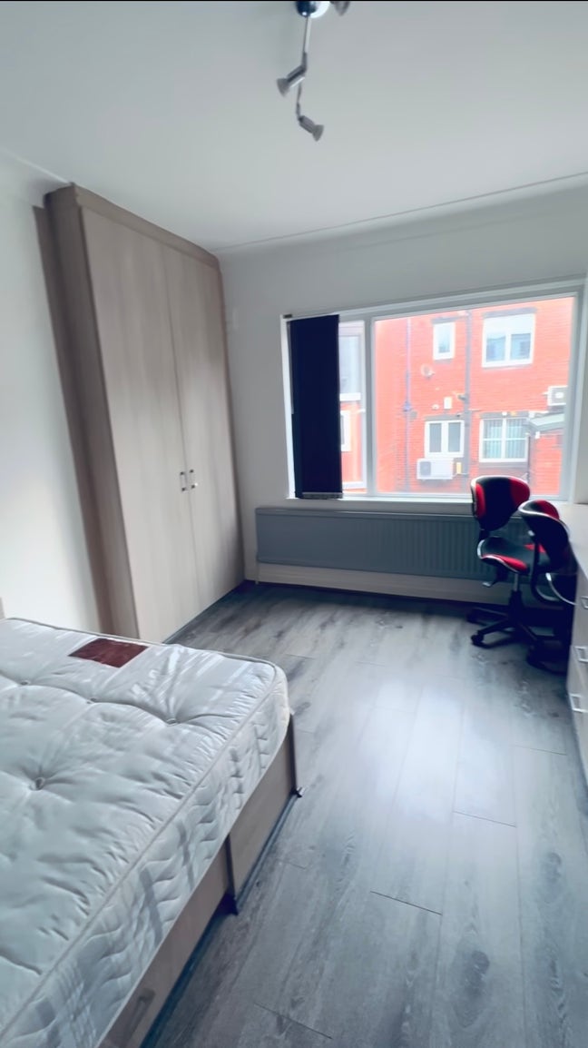 1 spacious room available - All girls flat Main Photo