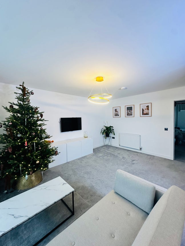 2 bedroom top floor apartment  Main Photo