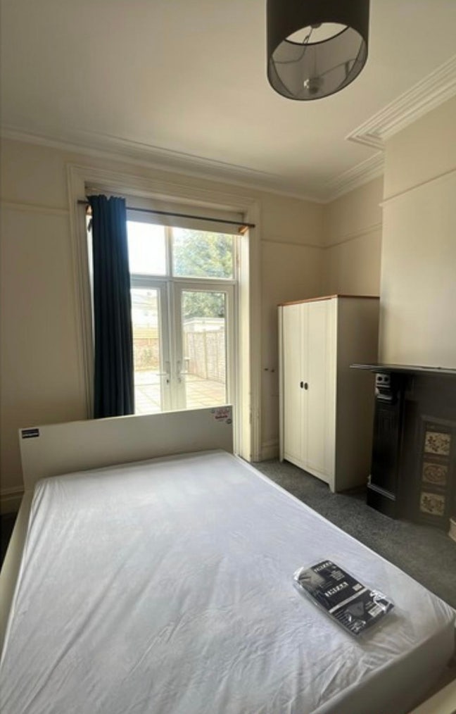 Deposit Free Furnished Double Bed Room Main Photo
