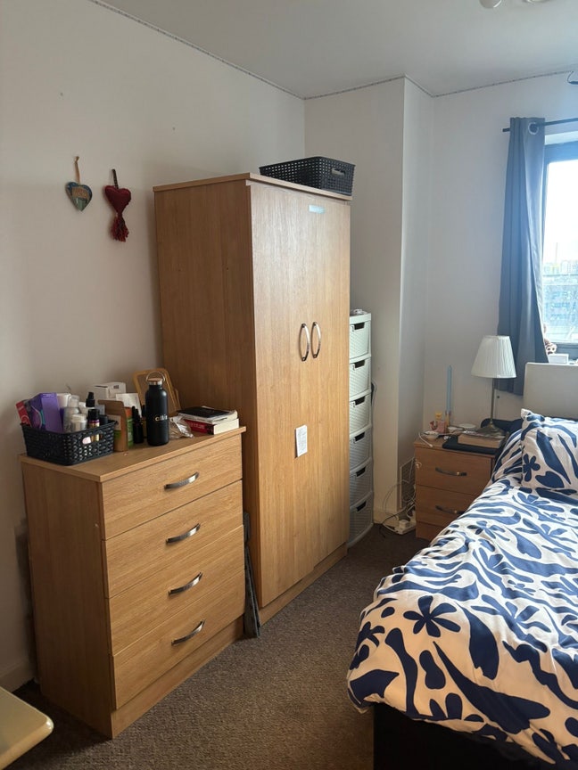 Looking for a flatmate to share my flat Main Photo