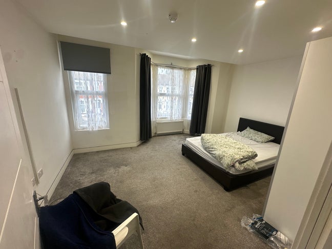 Five Rooms to Rent Ilford Lane, Ilford Main Photo