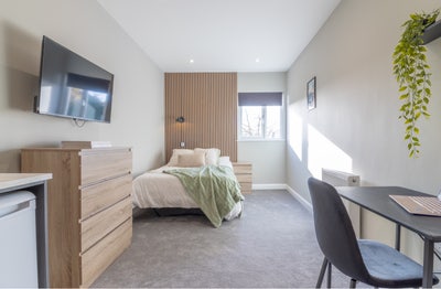 Modern Newly Refurbished Ensuite Double Bedroom Main Photo