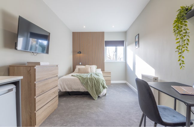 Modern Newly Refurbished Ensuite Double Bedroom Main Photo