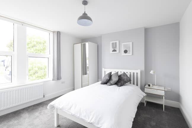 Mordern En-suite near amazon & key employers Main Photo