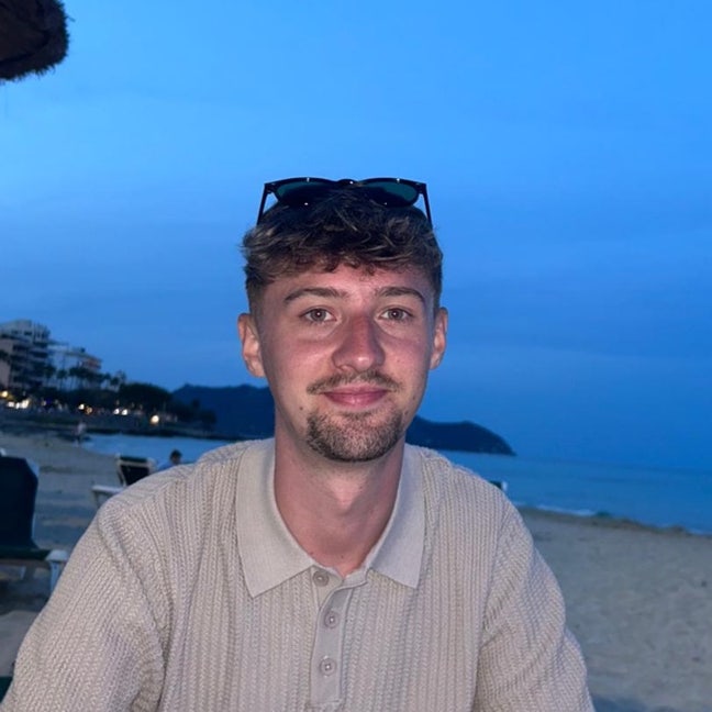 I am a professional male aged 23. I am lookin... Main Photo