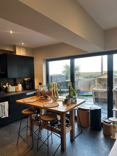 Whole house/individual rooms for 6 week sublet Main Photo