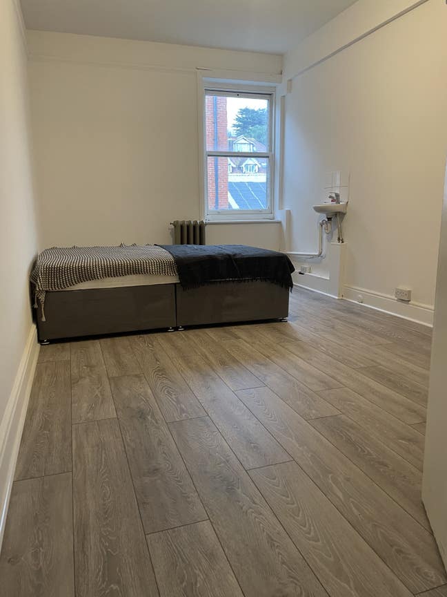 Central Bournemouth all bills included room £575  Main Photo