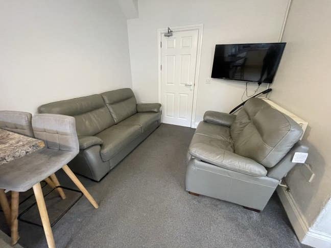 Large Room in 6-Bed -Bills Included - free month Main Photo