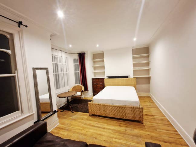 Bright large double room in fine period flat Main Photo