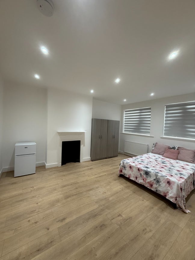 Double room available for rent on Wandsworth Road. Main Photo