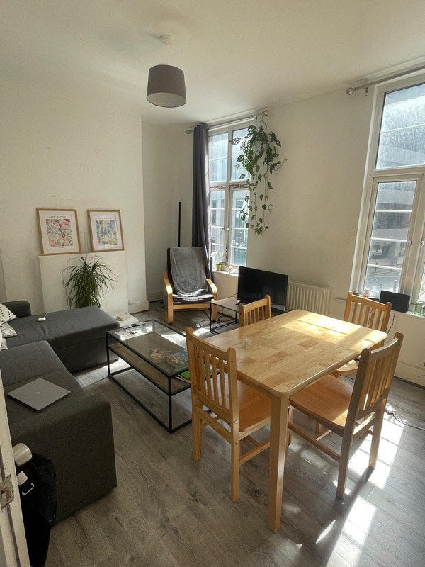 Aldgate East Flat- Urgent Takeover Main Photo