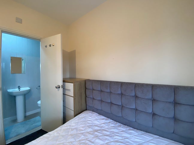 Available Now Ensuite Room  B17  Main Photo