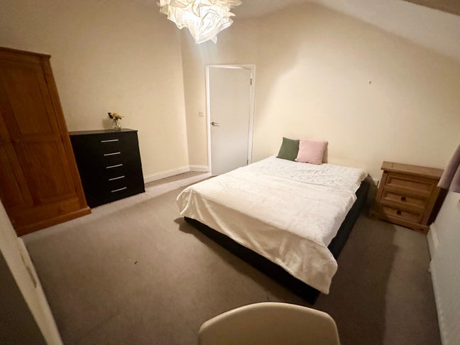 Double rooms available-2 minutes from tube station Main Photo
