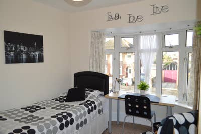 Quiet House Close to HPC Bus Stop /Station Taunton Main Photo