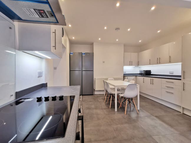 En-suite Room Available in a 6 bedroom house  Main Photo